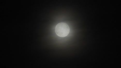 Mond-Mit-Wolken-In-Der-Nacht