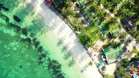 Friedlicher-Exotischer-Strand-Mit-Weißem-Sand-Auf-Tropischer-Insel,-Wunderschöne-Türkisfarbene-Lagune-Mit-Korallenmustern-Unter-Klarem-Wasser-In-Malaysia