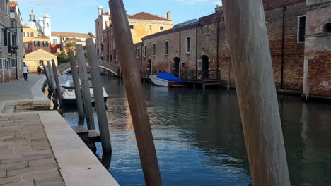 Hyperlapse-walking-throught-the-streets-of-Venice-with-boats,-bridges-and-old-buildings-on-a-sunny-day