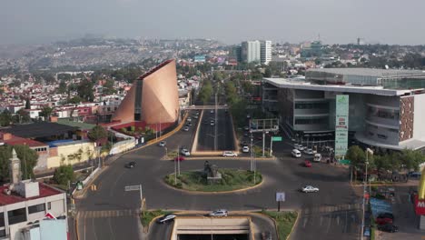 Vista-Aérea-De-Nacalpan,-área-Metropolitana-De-La-Ciudad-De-México,-Tráfico-Entre-La-Iglesia-Gratia-Plena-Y-El-Centro-Comercial-Gran-Terraza