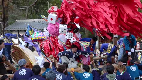 Sagicho-Matsuri,-wind-blowing-through-crowd-during-intense-battle-moment