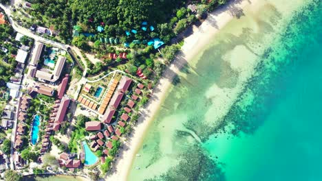 Resorts-De-Vacaciones-De-Verano-En-La-Costa-De-Una-Isla-Tropical-Con-Playas-De-Arena-Blanca-Bañadas-Por-Una-Laguna-Turquesa-En-Tailandia