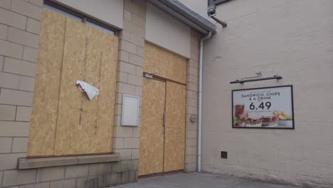 Close-up-of-a-boarded-up-pub-door-during-the-Coronavirus-in-Scotland