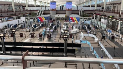 Líneas-De-Seguridad-Vacías-De-La-Tsa-En-El-Aeropuerto-Internacional-De-Denver-Durante-La-Epidemia-De-Coronavirus
