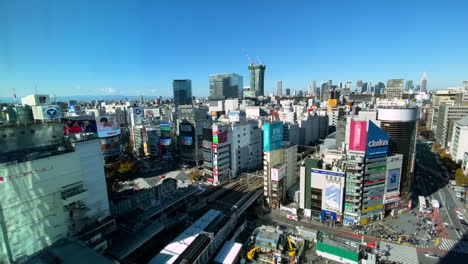 Toma-Panorámica-Aérea-De-Gran-Angular-Del-Horizonte-De-La-Ciudad-De-Shibuya-En-Japón-Durante-El-Día
