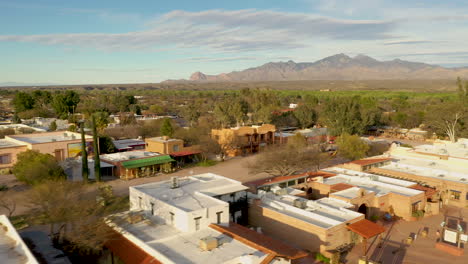 Fliegen-über-Die-Stadt-Tubac,-Arizona,-Usa,-Bestehend-Aus-Häusern-Und-Gebäuden-Mit-Einem-Schönen-Himmel-Im-Hintergrund