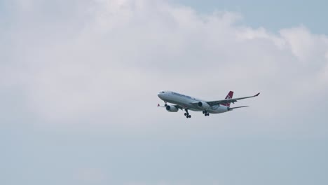 Turkish-Airlines-Airbus-A330-343-Tc-jnp-Acercándose-Antes-De-Aterrizar-En-El-Aeropuerto-De-Suvarnabhumi-En-Bangkok-En-Tailandia