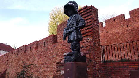 Closeup-of-the-Little-Insurgent-war-memorial-in-old-town-Warsaw,-Poland