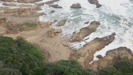 Schäumende-Gezeitenzone,-Wo-Der-Indische-Ozean-Auf-Die-Südafrikanische-Küste-Trifft