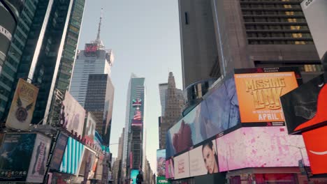 Rotierende-Ansicht-Aus-Dem-Niedrigen-Winkel-Unzähliger-Blinkender-Digitaler-Werbetafeln-Am-Times-Square-In-New-York-City-Am-Späten-Nachmittag