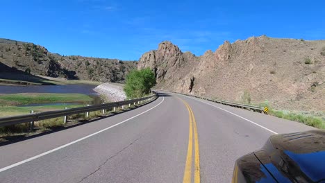 Vista-Rápida-Del-Camión-Conduciendo-Por-Una-Sinuosa-Carretera-De-Montaña-Al-Lado-Del-Río