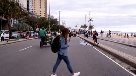 Menschen,-Die-Während-Einer-Protestaktion-In-Rio-De-Janeiro,-Brasilien,-Am-Strand-Spazieren-Gehen