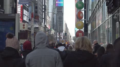Caminando-En-Times-Square-Cerca-De-La-Tienda-De-Mm-En-Una-Concurrida-Tarde-De-Otoño