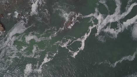 Vista-Aérea-Vertical:-Espuma-De-Agua-De-Mar-Verde-Poco-Profunda-En-La-Marea-De-Inundación