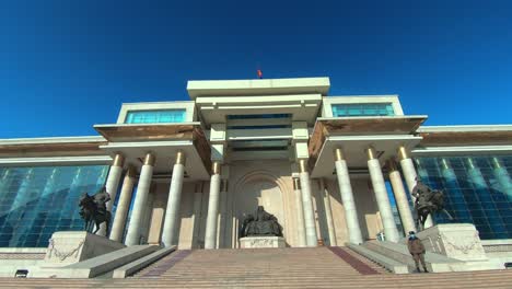 Entrada-Frontal-Al-Palacio-De-Gobierno-En-Ulaanbaatar,-Mongolia