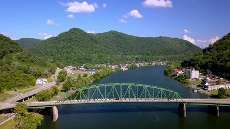 Puente-De-Acero-De-Montgomery-West-Virginia-A-Lo-Largo-Del-Río-Kanawha,-País-Del-Carbón