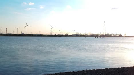 Push-Out-Drohnenbewegung-Mit-Überblick-über-Einen-Windmühlenpark-Am-Antwerpener-Hafen