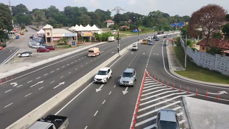 Straßen-In-Malaysia-Am-Morgen-Voller-Fahrzeuge-In-Einem-Ruhigen-Zustand-Zu-Ihren-Zielen