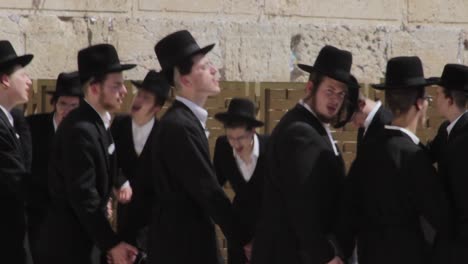 Hombres-Y-Niños-Judíos-Ortodoxos-Bailan-En-El-Muro-Occidental-De-Jerusalén-Debajo-Del-Monte-Del-Templo-En-Israel