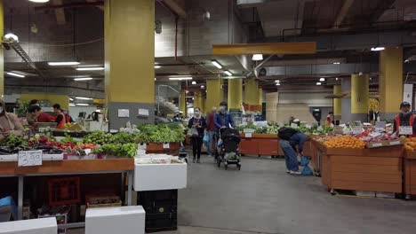 La-Gente-Está-Comprando-Frutas-Y-Verduras-En-Paddy&#39;s-Market-En-Market-City,-Sydney,-Australia.