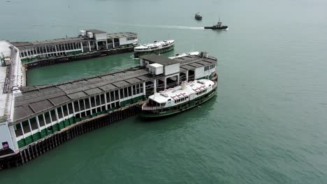 Muelle-Tsim-Sha-Tsui-Con-Ferry-Atracado-En-El-Centro-De-Hong-Kong,-Vista-Aérea