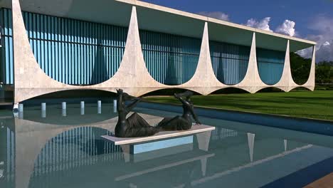 Die-Iaras-skulptur-Und-Die-Wasserspiegel-Des-Alvorada-palastes,-Dem-Offiziellen-Haus-Des-Brasilianischen-Präsidenten