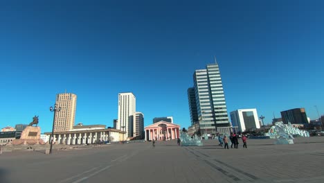 Los-Turistas-Exploran-La-Plaza-Sukhabaatar-En-Un-Día-Soleado