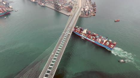 Cosco-Mega-Containerschiff-überquert-Die-Stonecutters-Bridge-In-Hongkong-Und-Fährt-Zum-Hafen