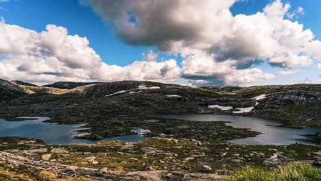 Wunderschöner-Zeitraffer-Von-Wolken,-Die-Sich-über-Felsige-Berge-Im-Süden-Von-Norwegen-Bewegen