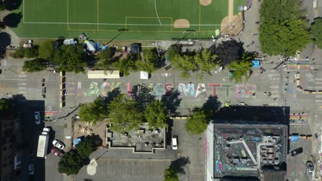 Die-Drohne-Steigt-Auf-Die-Straßenkunst-„Black-Lives-Matter“-In-Seattles-Autonomer-Zone-Des-Capitol-Hill-Herab