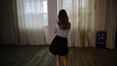 Short-clip-of-teenage-girl-practicing-dancing-in-the-studio-slow-motion