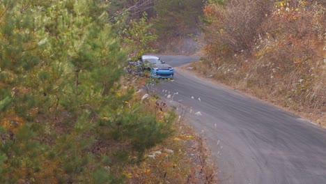 Nissan-Silvia-S13-Azul-A-La-Deriva-En-Cámara-Lenta-Alrededor-De-Curvas-En-Fukushima