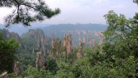 Impresionantes-Pilares-De-Piedra-De-Las-Montañas-Tianzi-En-El-Parque-Nacional-Zhangjiajie