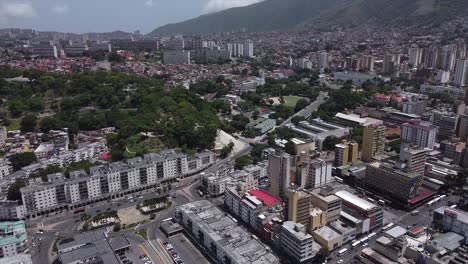 Daytime-aerial-of-the-capital-of-Venezuela,-Caracas-and-the-downtown-districts-of-El-Calvario-and-Plaza-O'leary