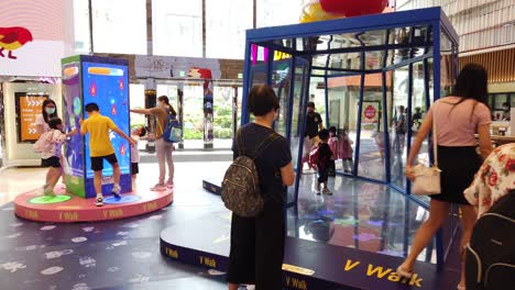 Corona-Virus-Pandemie,-Kinder,-Die-Auf-Einem-Spielplatz-In-Der-Innenstadt-Von-Hongkong-Spielen-Und-Schutzmasken-Tragen