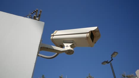 Nahaufnahme-Weiße-Überwachungskamera-Mit-Blauem-Himmel-Im-Hintergrund
