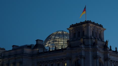 Close-Up-of-Historic-German-Reichstag-Building-in-Berlin-at-Night