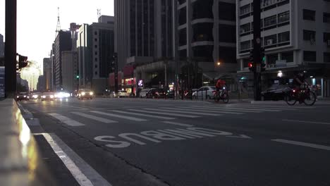 Avenida-Paulista-Al-Final-De-La-Tarde,-Con-Ciclistas-Y-Vehículos-En-Movimiento