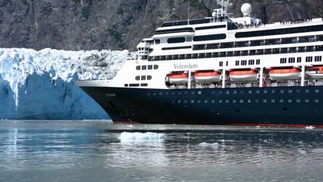 Glacier-Bay,-Alaska,-USA,-July-16th-2016:-Cruise-ship-in-front-of-the-Margerie-glacier,-scenic-cruising-in-a-sunny-day