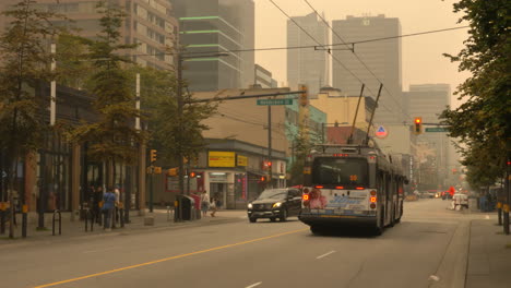 Straßenbahn-Hielt-An-Der-Helmcken-Street-In-Vancouver,-BC