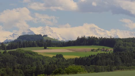Epischer-Zeitraffer,-Der-Wolkenbewegungen-Zwischen-Schneebedeckten-Schweizer-Alpen-In-Der-Schweiz-Zeigt