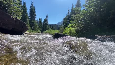 Wasser,-Das-Im-Sommer-Auf-Einem-Fluss-Im-Glacier-National-Park-Fließt