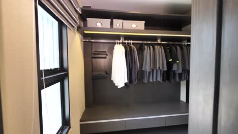 Modern-and-Stylish-Bulit-in-Walk-In-Closet-Decoration-Idea