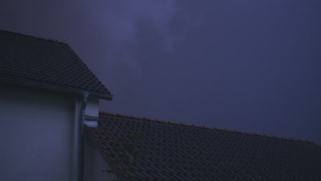Mittlere-Weiße-Aufnahme-Eines-Daches-In-Einem-Vorort-Während-Eines-Gewitters