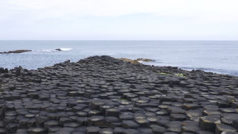 Einzigartige-Ineinandergreifende-Basaltsäulen-Am-Giants-Causeway-In-Irland