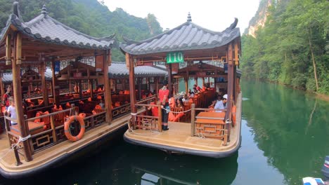 Touristenboote-Segeln-Zwischen-Einer-Atemberaubend-Schönen-Karstlandschaft-Rund-Um-Den-Baofeng-see,-Wulingyuan,-Nationaler-Waldpark-Zhangjiajie,-Provinz-Hunan,-China,-Asien