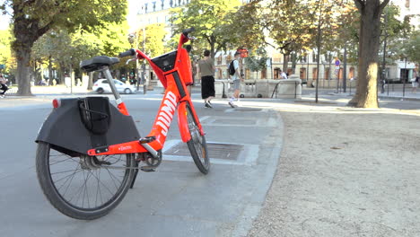 JUMP-red-dockless-electric-bike-acquired-by-Uber-parked-near-a-subway-metro-station