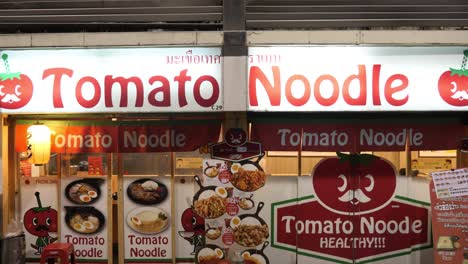 Tomato-Noodle-shop-in-Silom,-Patpong-in-Bangkok,-Thailand