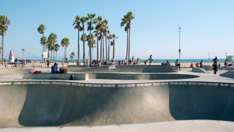 Skater,-Die-Am-Sonnigen-Kalifornien-tag-Im-Venice-Beach-Skate-Park-Einsteigen