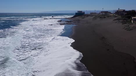 Luftaufnahme:-Strand-Von-Infiernillo-Luftaufnahme-Eines-Schwarzen-Sandstrandes-An-Einem-Sonnigen-Tag-Drohnenaufnahme-Mit-Strand-Mit-Wellen-In-Pichilemu-Und-Punta-De-Lobos-Outdoor-Sport-Chile-Colchagua-Cardenal-Caro